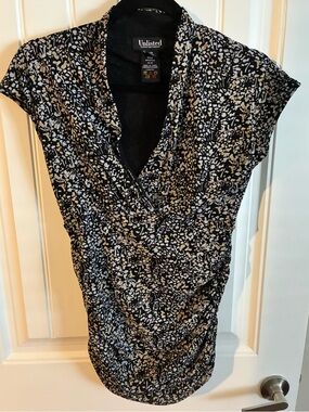 Kenneth Cole Black and White Abstract Cap Sleeve Top With Ruching On Sides